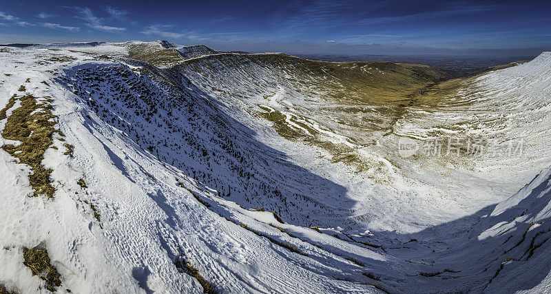 Pen y Fan Brecon Beacons国家公园位于威尔士山脊